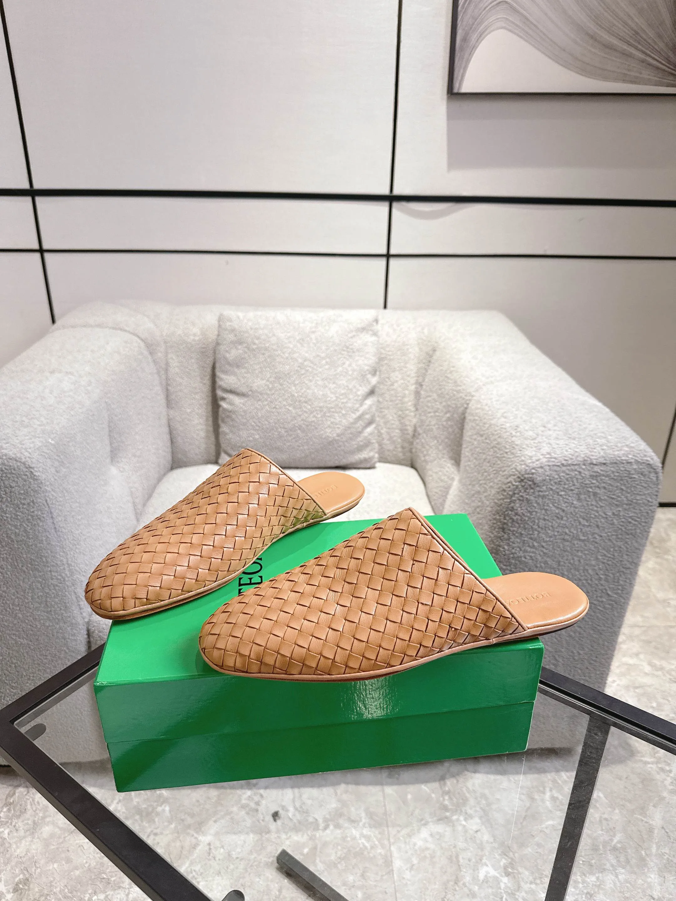 [BV] Top P: 720💰Size for couples: 35-44 (40.41 for women, 38 for men, 45.46.47, custom-made and non-returnable) Bottega Veneta 2025 Autumn counter synchronized genuine leather outsole classic woven half-drag couple model Bottega Veneta square-toe flat shoes, imported mixed sheepskin, imported sheep! Leather outsole! [Rose][Rose]! Purely hand-woven and operated, the original board is reproduced one-to-one! quality assurance!